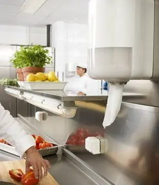 Podajalnik papirnatih brisač s centralnim izvlekom Tork Central Elevation M2 beli v kuhinji