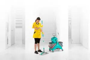Pravilna uporaba vozička za čiščenje - metoda dveh veder za profesionalno čiščenje tal