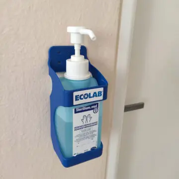Stenski nosilec razkužila za roke Ecolab 500 ml