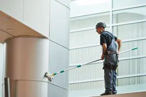 Čiščenje težko dosegljivih mest s teleskopsko palico