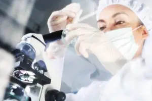 Laboratorijski tehnik uporablja bele latex rokavice