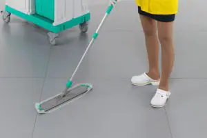 Čistilka izvaja suho čiščenja tal z uporabo brisala in impregnirane krpe