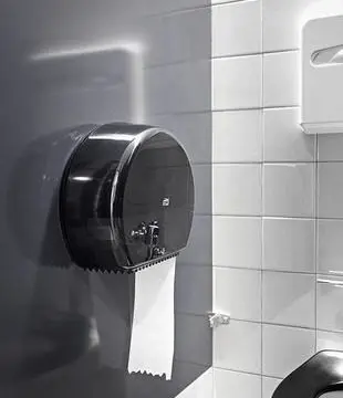 Podajalnik toaletnega papirja Mini Jumbo Tork Elevation T2 črni v sanitarijah