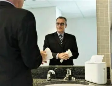 Namizni podajalnik brisač zloženk Tork Xpress Countertop H2 beli