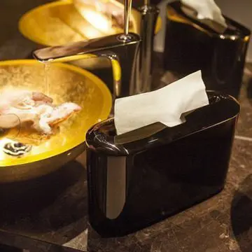 Namizni podajalnik brisač zloženk Tork Xpress Countertop H2 302028 črn