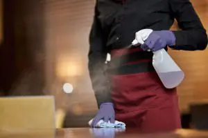 Brisanje mize s krpo iz mikrovlaken