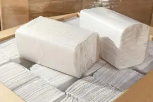 Papirnate zložene brisače reciklirane