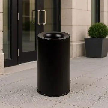 Stoječi pepelnik Mar Plast, veliki črni 40L pred hotelom