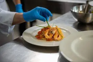 Rokavice za stik z živili Reflexx 72 food modre v kuhinji