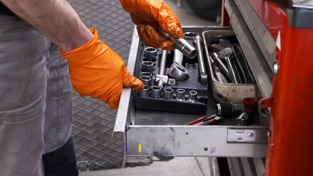 Rokavice za enkratno uporabo z grobo strukturo za avtomobilsko industrijo