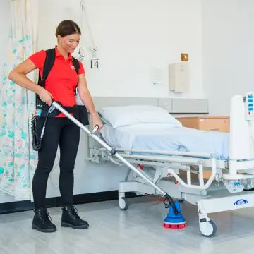 Čiščenje pvc tal z motorno krtačo Motorscrubber Jet3