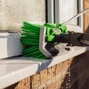 Kotna ščetka Unger nLITE Angle Brush za čiščenje oken