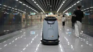 Čiščenje tal na letališču z robostkim čistilnim strojem Gausium Scrubber 50