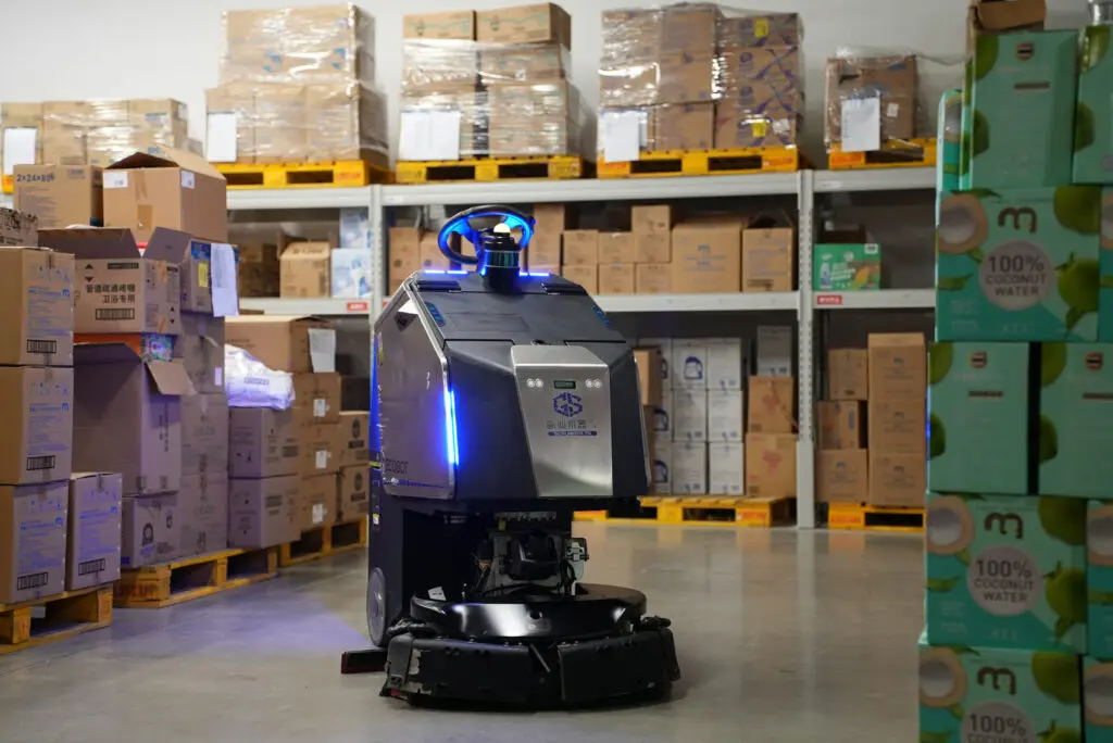 Gausium Scrubber 75 se odlično znajde tudi v skladišču.