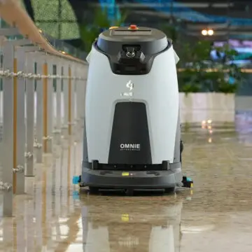 Robotski stroj za čiščenje Gausium Omnie pri čiščenju trgovskega centra