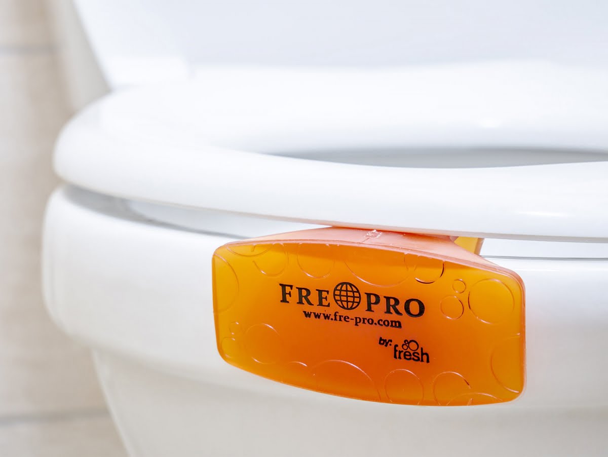 Zunanja dišeča oražna obešanka na WC školjki Fre Pro Fresh