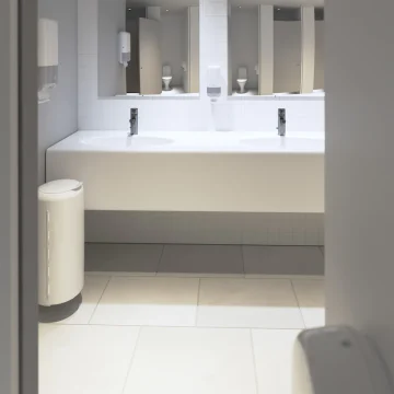 Penilnik Tork Elevation S4 ročni beli v sanitarijah
