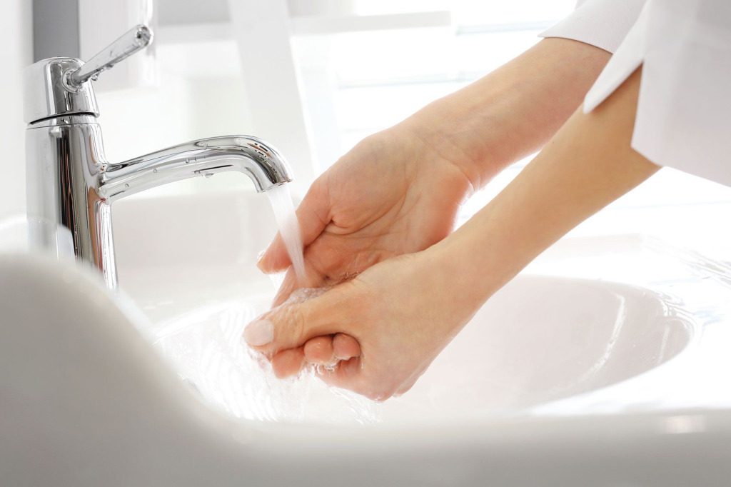 Preprečevanje širjenja bolezni pri odpravi posledic poplav - umivanje rok