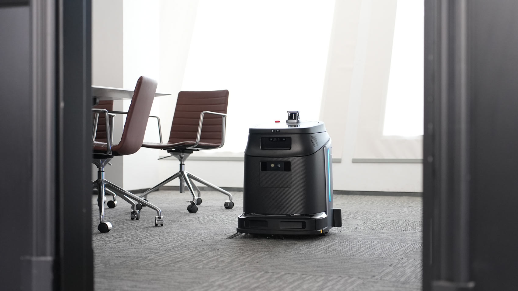 Čistilni robot za hotel Gausium Phantas pri čiščenju konferenčne dvorane.