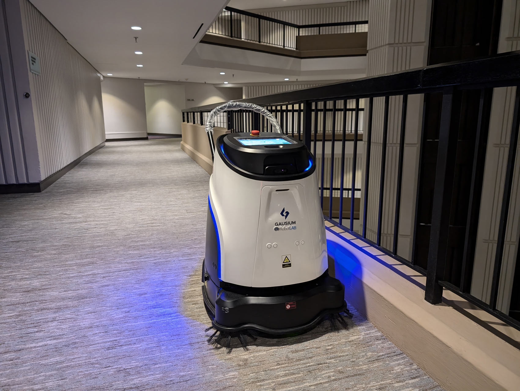 Čistilni robot za hotel Gausium Vacuum 40 v hotelskem hodniku