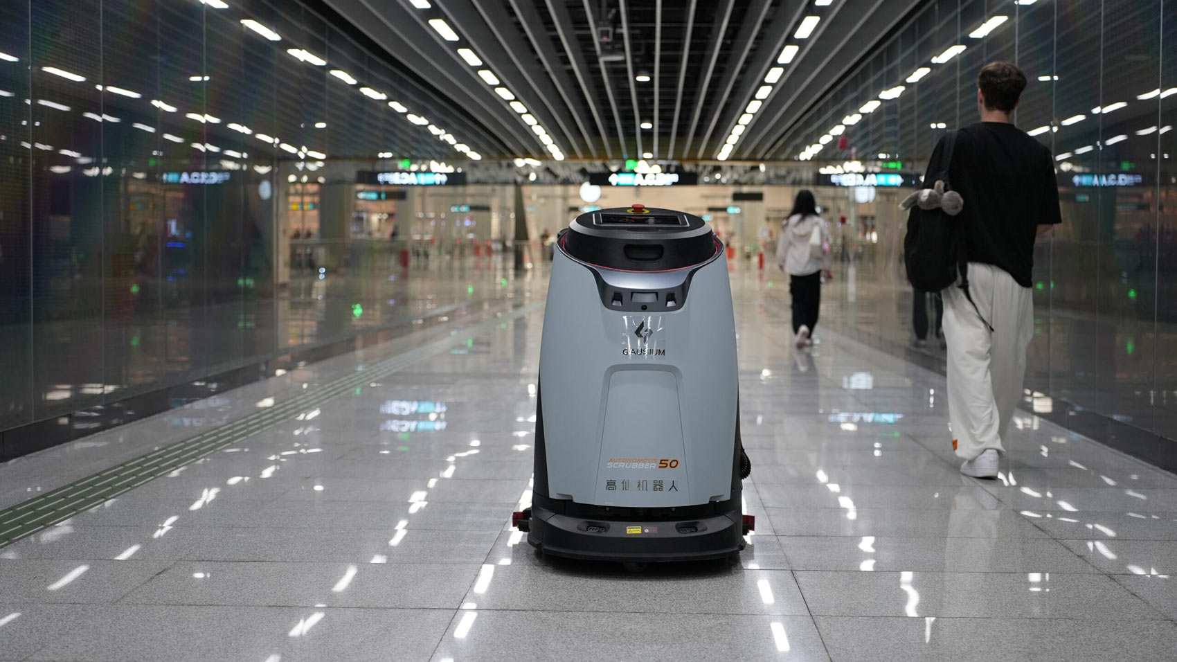 Čiščenje tal na letališču z robostkim čistilnim strojem Gausium Scrubber 50