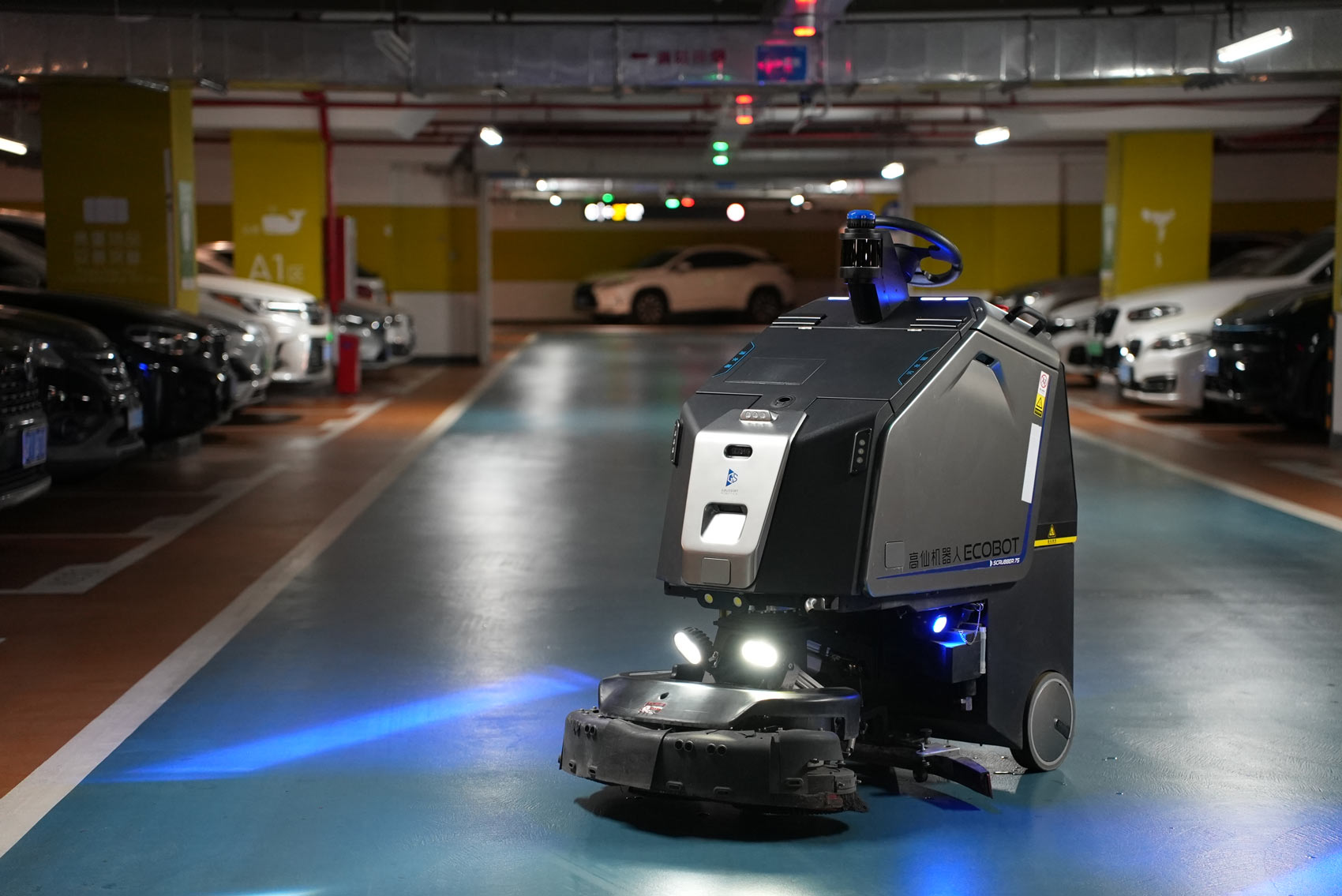 Robotski stroj za čiščenje Gausium Scrubber 75 v parkirni hiši.