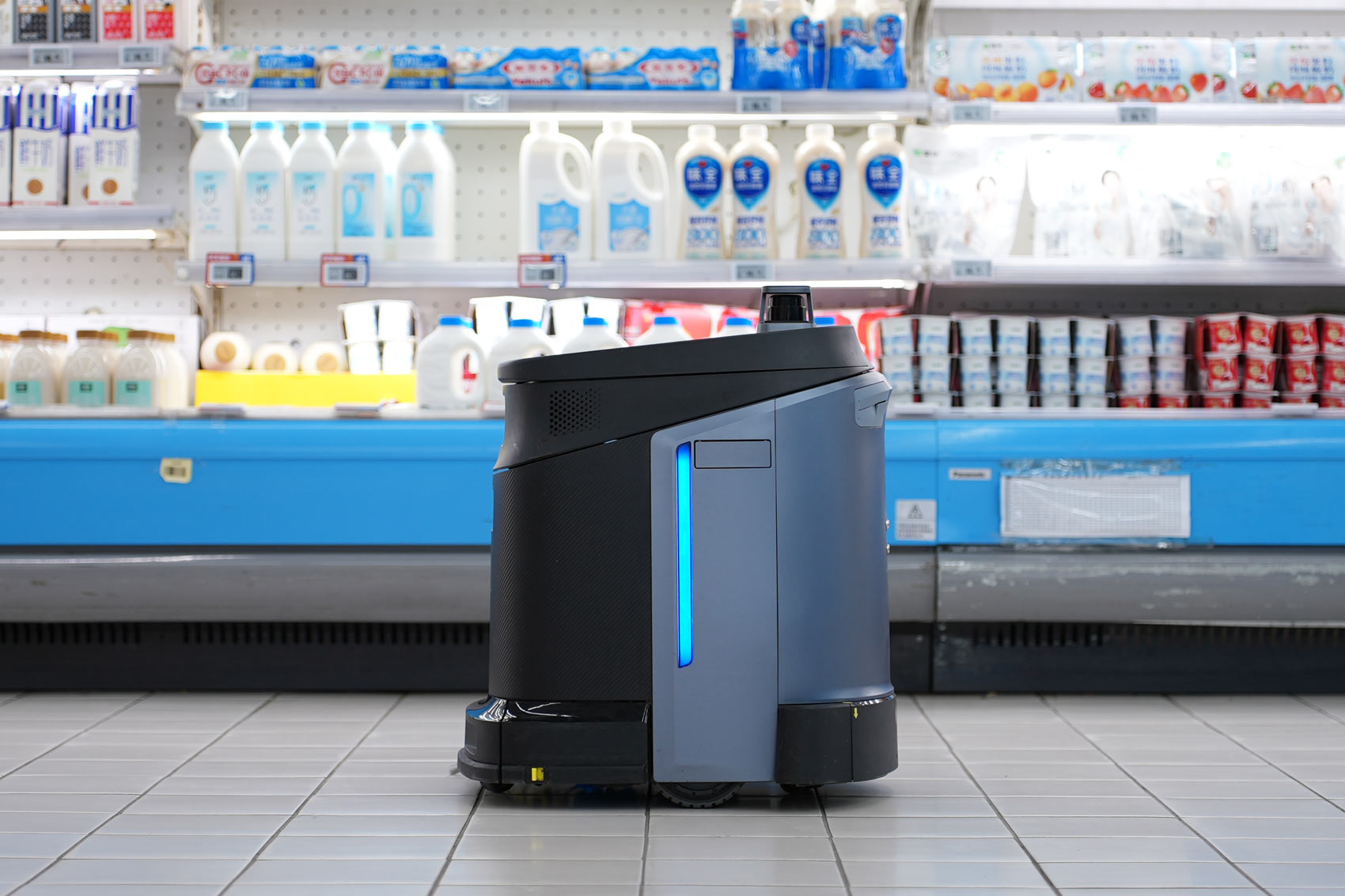 Robotski čistilni stroj Gausium Phantas v trgovini.