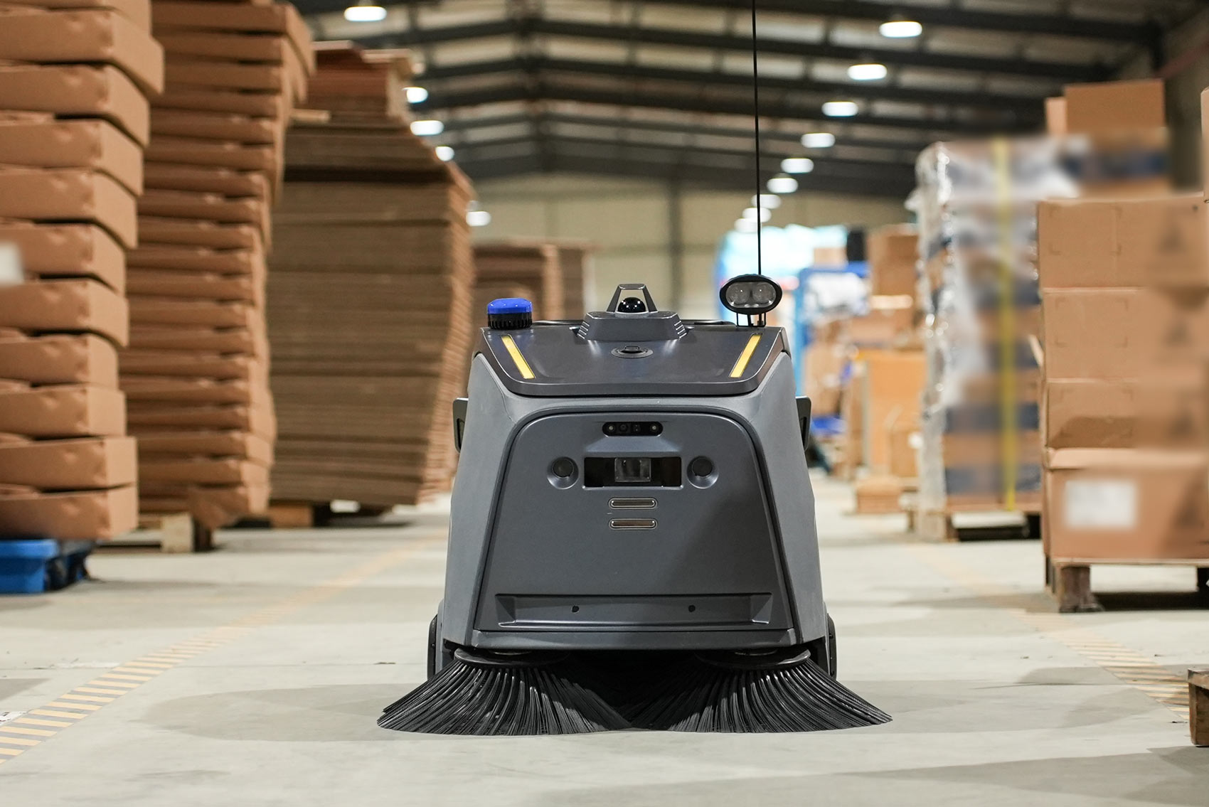 Čistilni robot za skladišče Gausium Beetle Pro z vidnostno zastavico, utripajočo lučjo in žarometi.