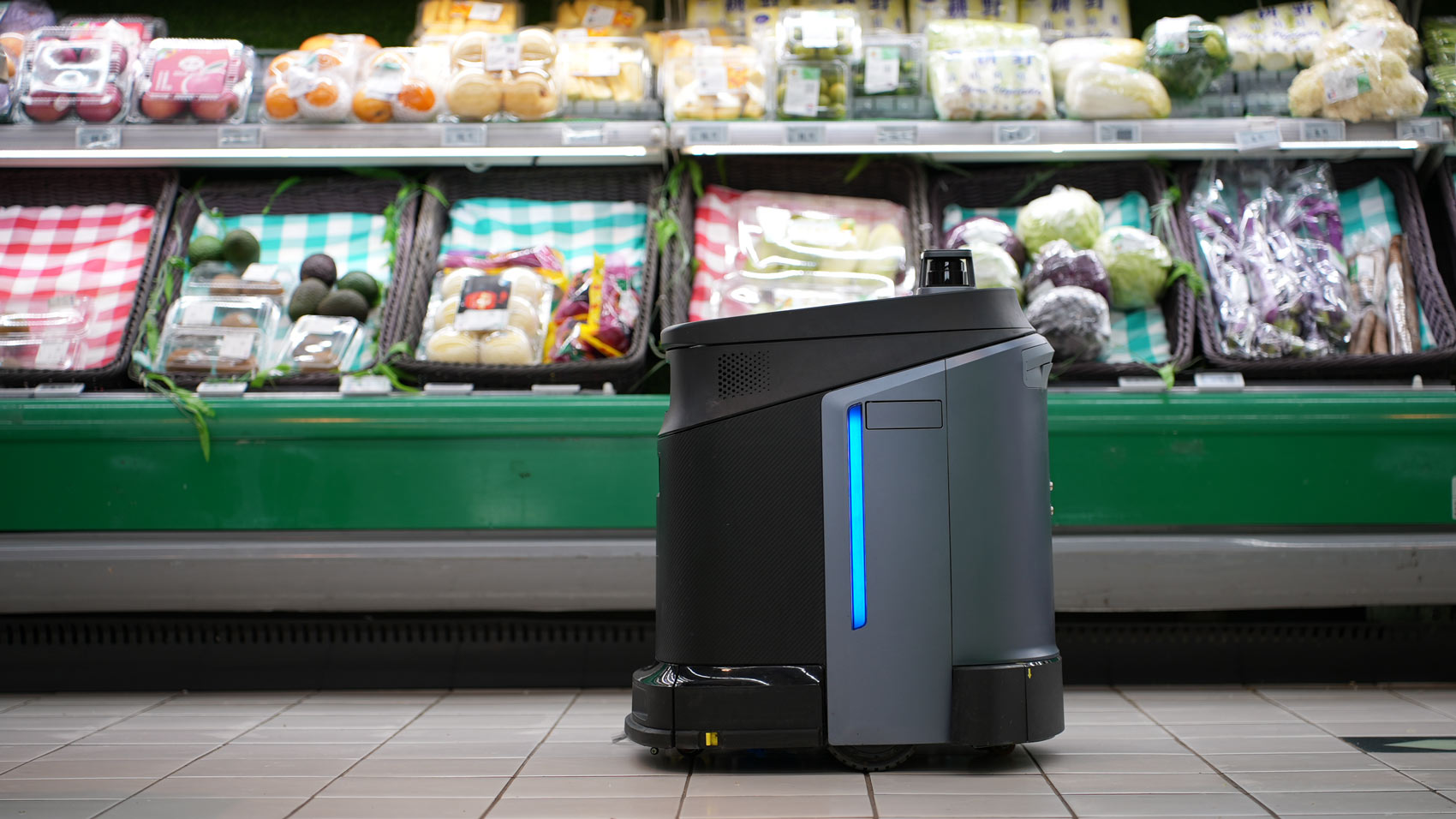 Profesionalni čistilni robot Gausium Phantas v trgovini