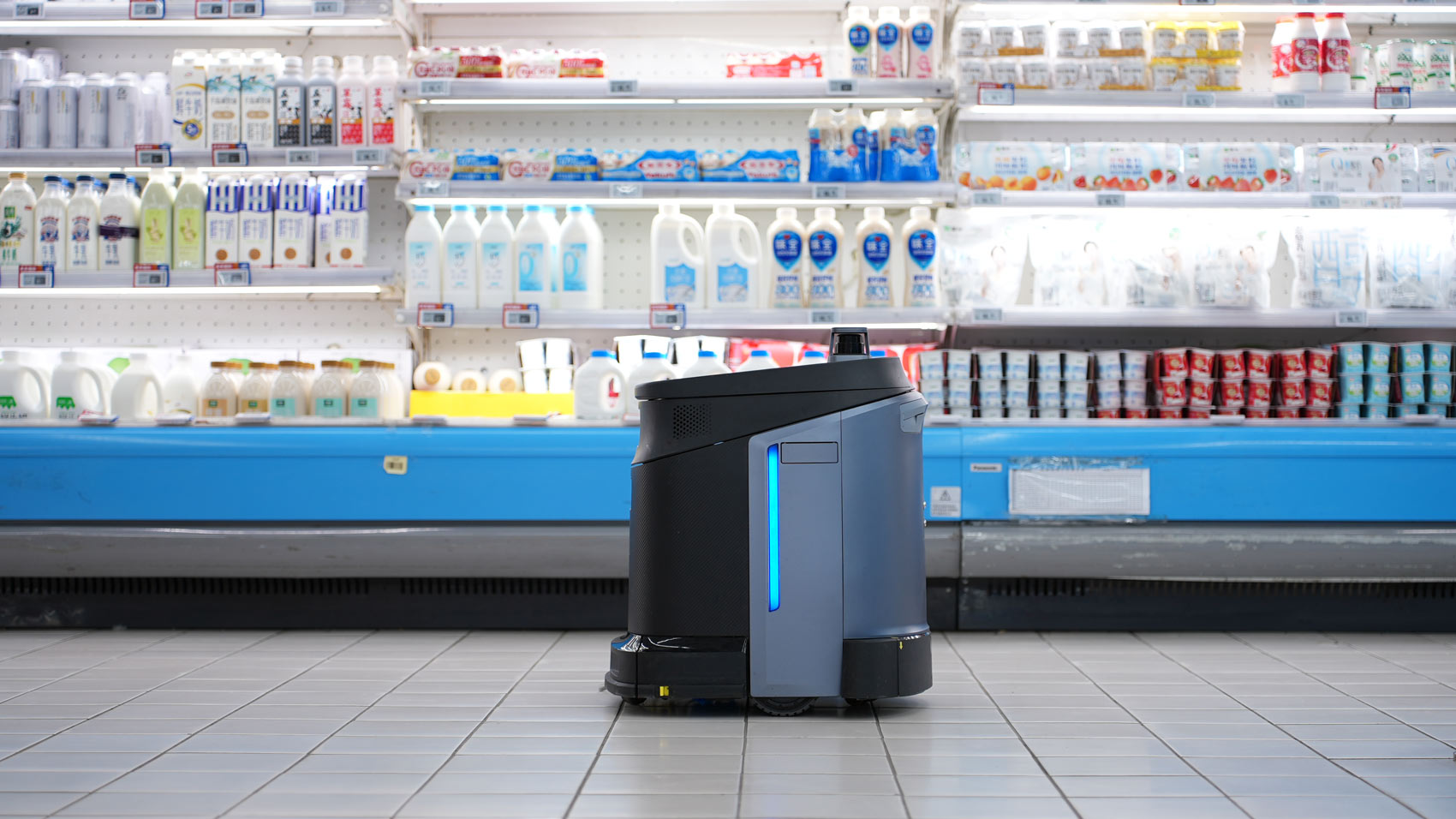 Profesionalni čistilni robot Gausium Phantas v trgovini